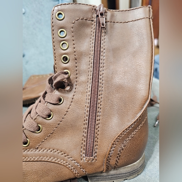 Boots - Picture 9 of 11